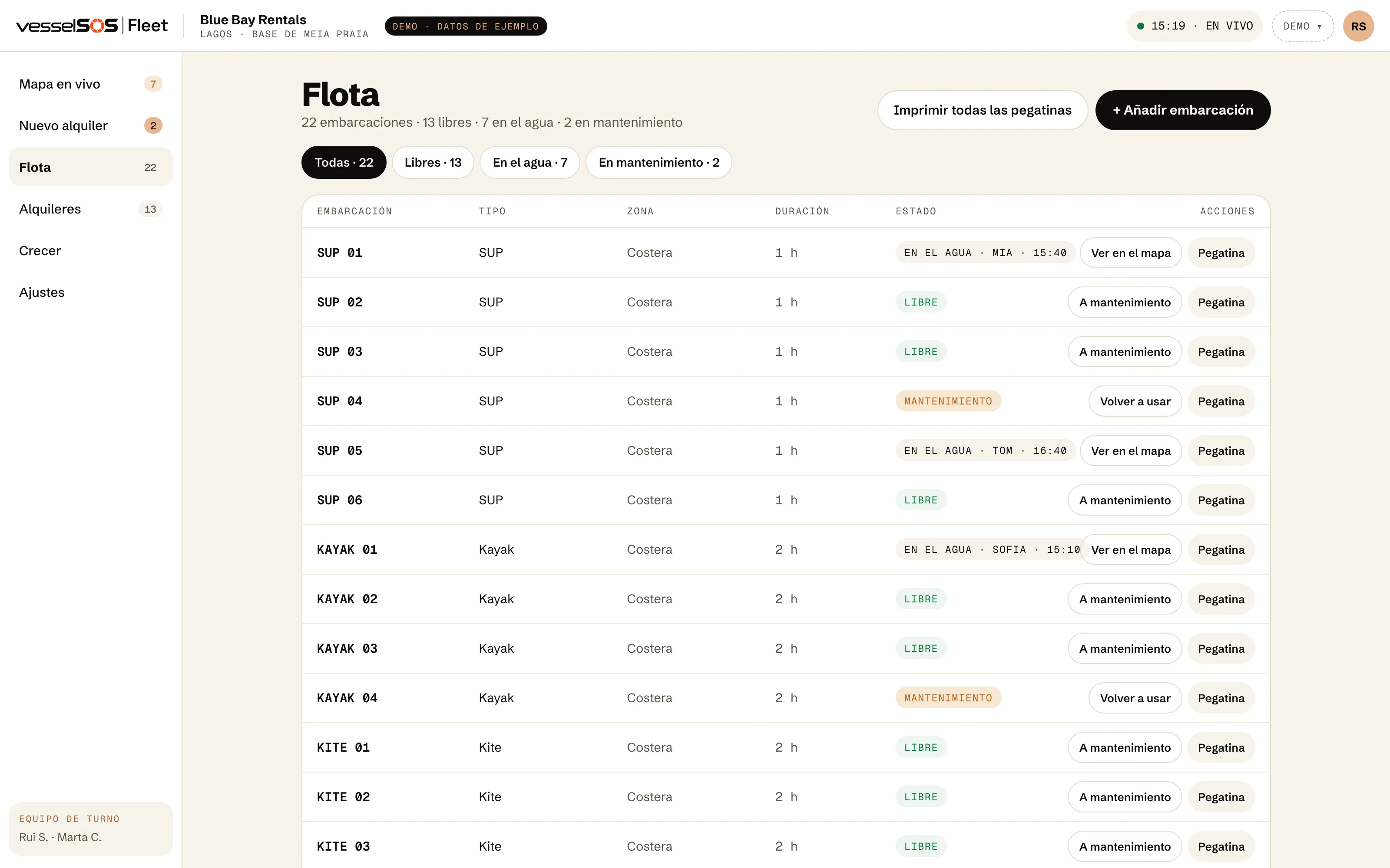 Panel Fleet: la tabla de la flota con cada embarcación, su estado y un botón de pegatina